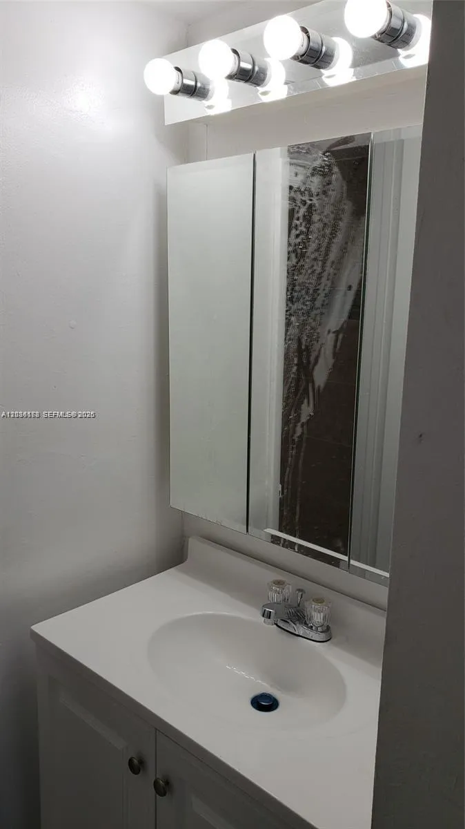 1325 W 68th St #214 Hialeah, FL 33014