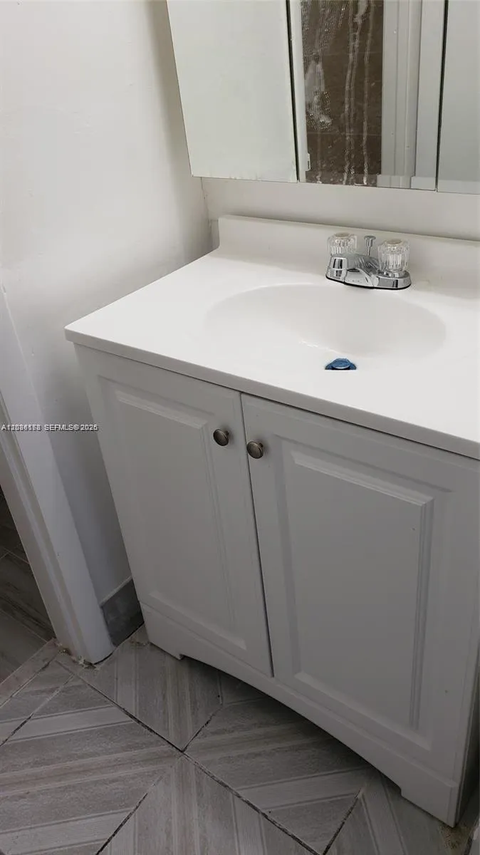 1325 W 68th St #214 Hialeah, FL 33014