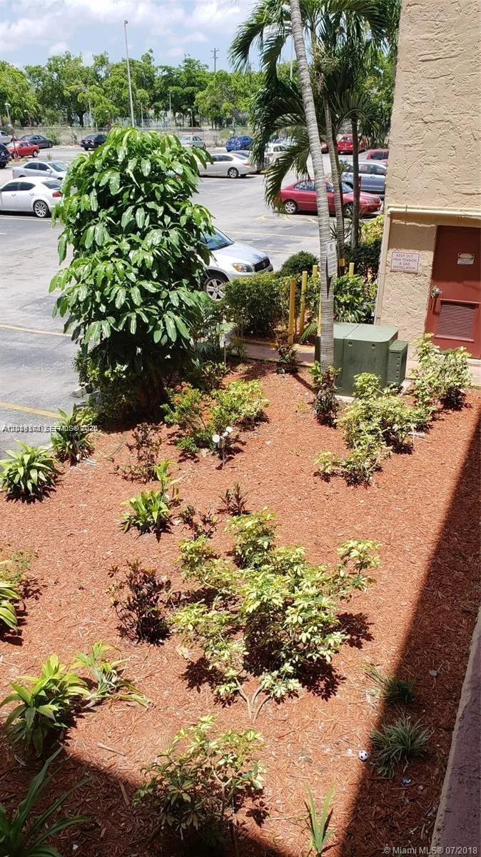 1325 W 68th St #214 Hialeah, FL 33014