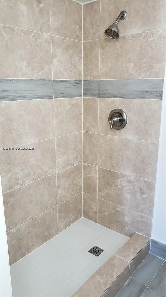 1325 W 68th St #214 Hialeah, FL 33014