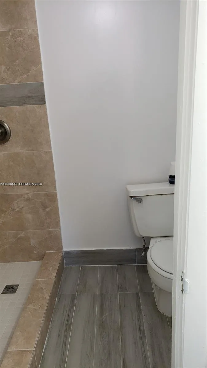 1325 W 68th St #214 Hialeah, FL 33014