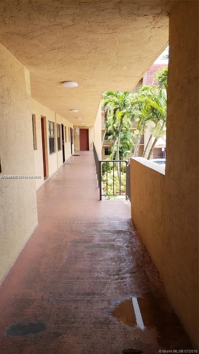 1325 W 68th St #214 Hialeah, FL 33014