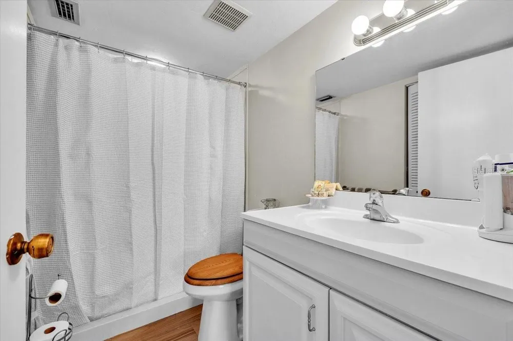 5209 WEDGEWOOD LANE #17 Sarasota, FL 34235