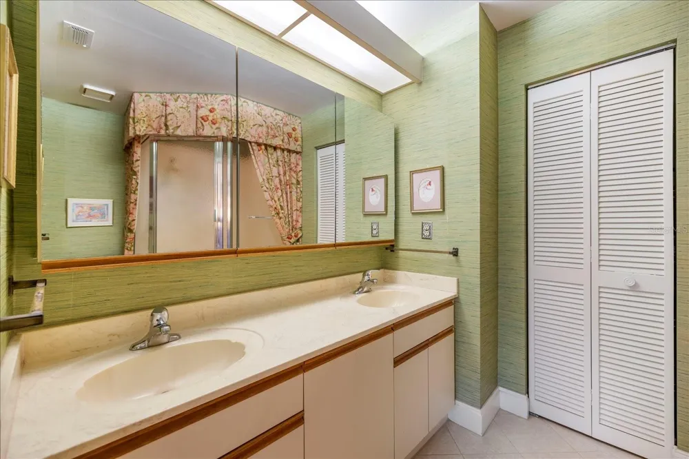 462 OAK HILL CIRCLE #5 Sarasota, FL 34232