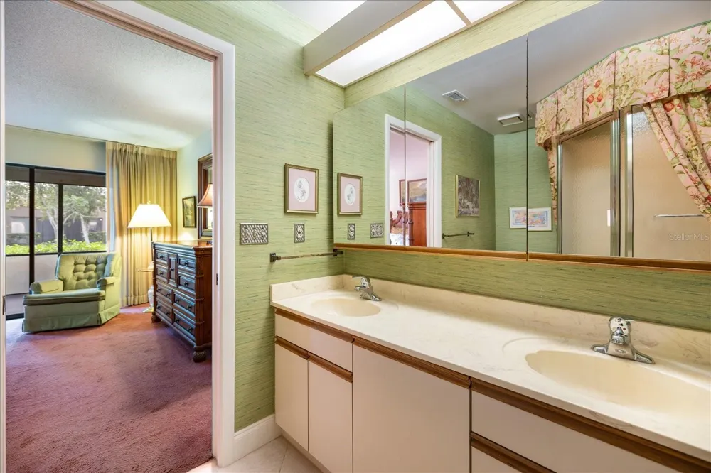 462 OAK HILL CIRCLE #5 Sarasota, FL 34232
