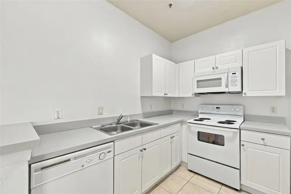 2718 CLUB CORTILE CIRCLE #B Kissimmee, FL 34746