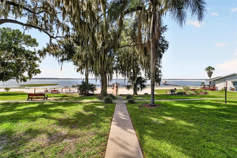 13122 E HIGHWAY 25 #14 Ocklawaha, FL 32179