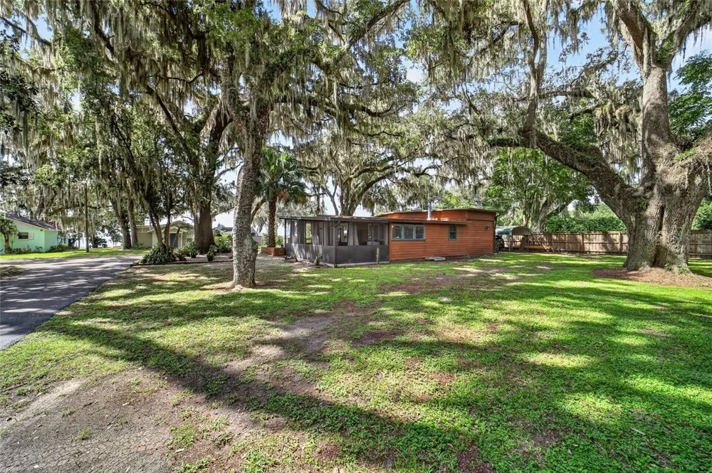 13122 E HIGHWAY 25 #14 Ocklawaha, FL 32179