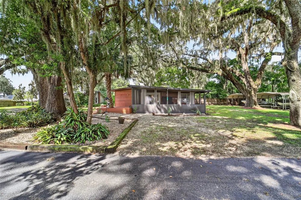 13122 E HIGHWAY 25 #14 Ocklawaha, FL 32179