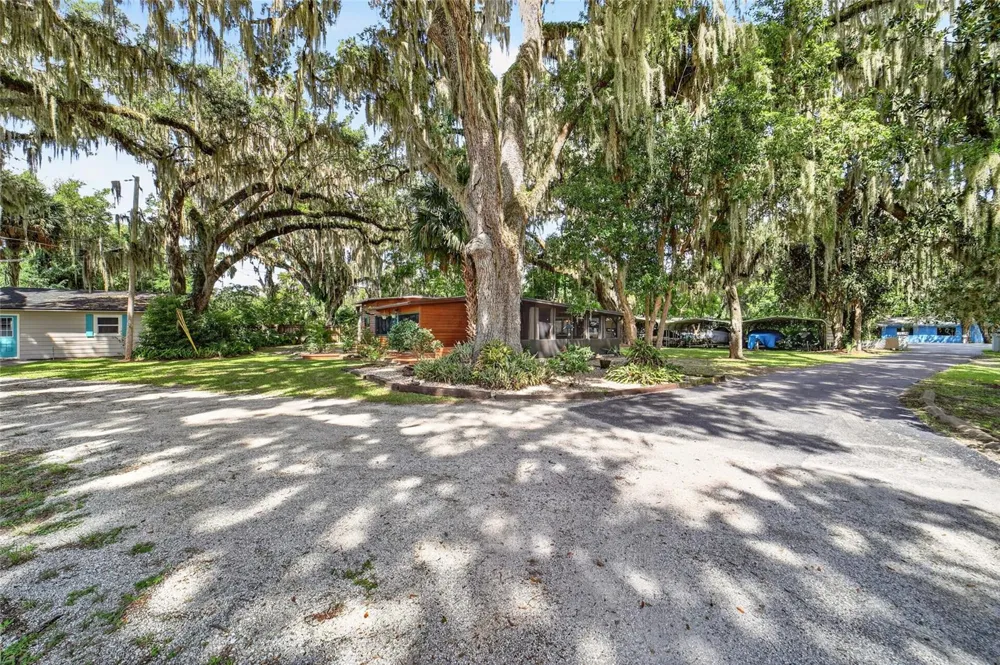 13122 E HIGHWAY 25 #14 Ocklawaha, FL 32179