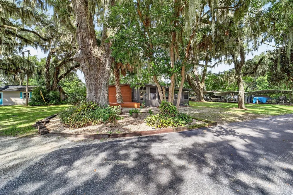 13122 E HIGHWAY 25 #14 Ocklawaha, FL 32179