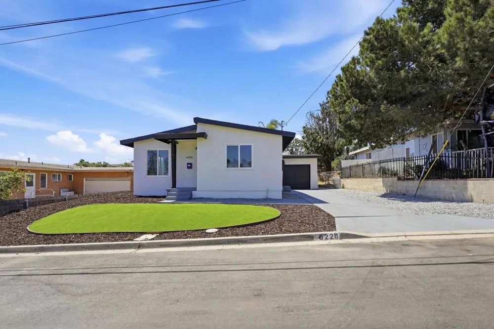 6228 Calle Pavana San Diego, CA 92139