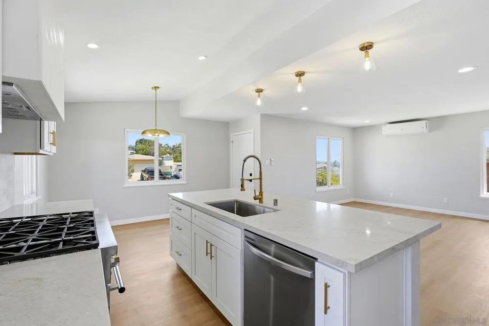 6228 Calle Pavana San Diego, CA 92139