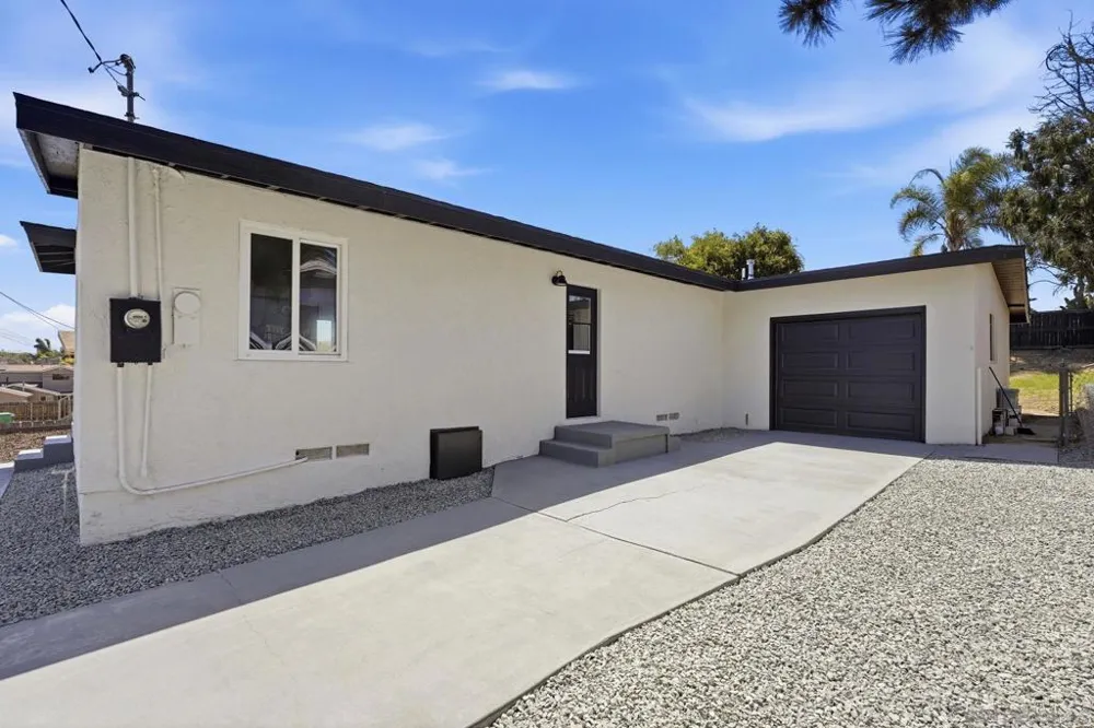 6228 Calle Pavana San Diego, CA 92139