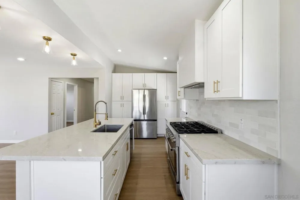 6228 Calle Pavana San Diego, CA 92139