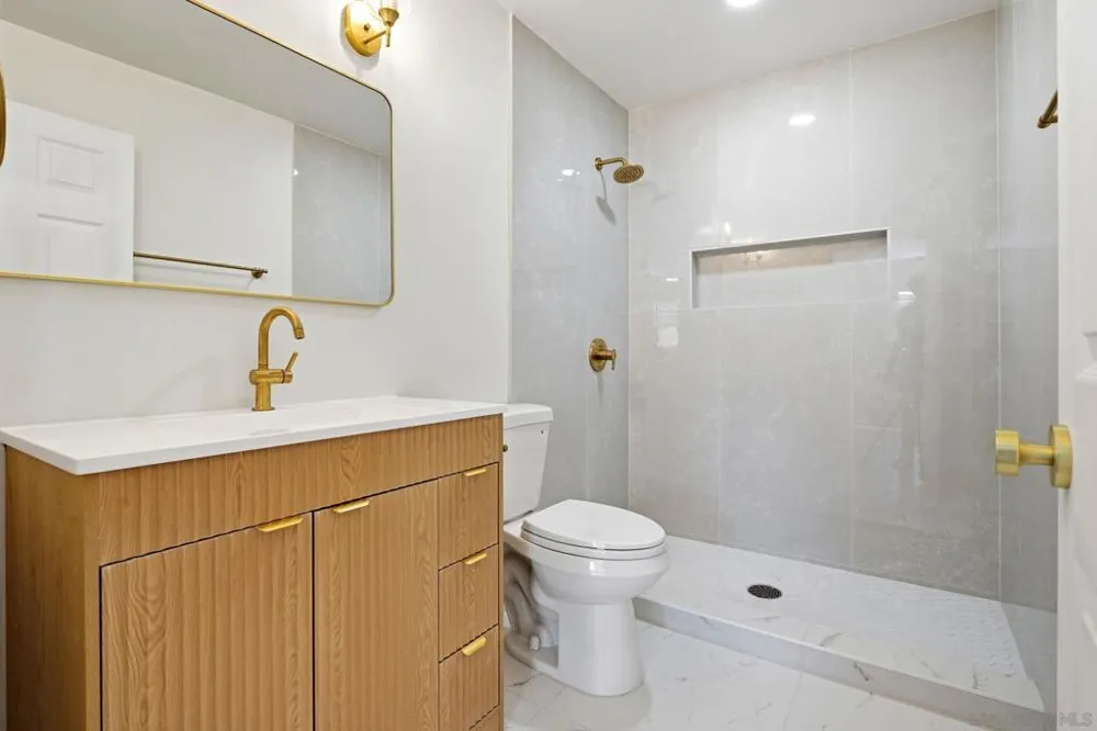 6228 Calle Pavana San Diego, CA 92139