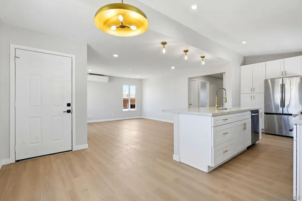 6228 Calle Pavana San Diego, CA 92139