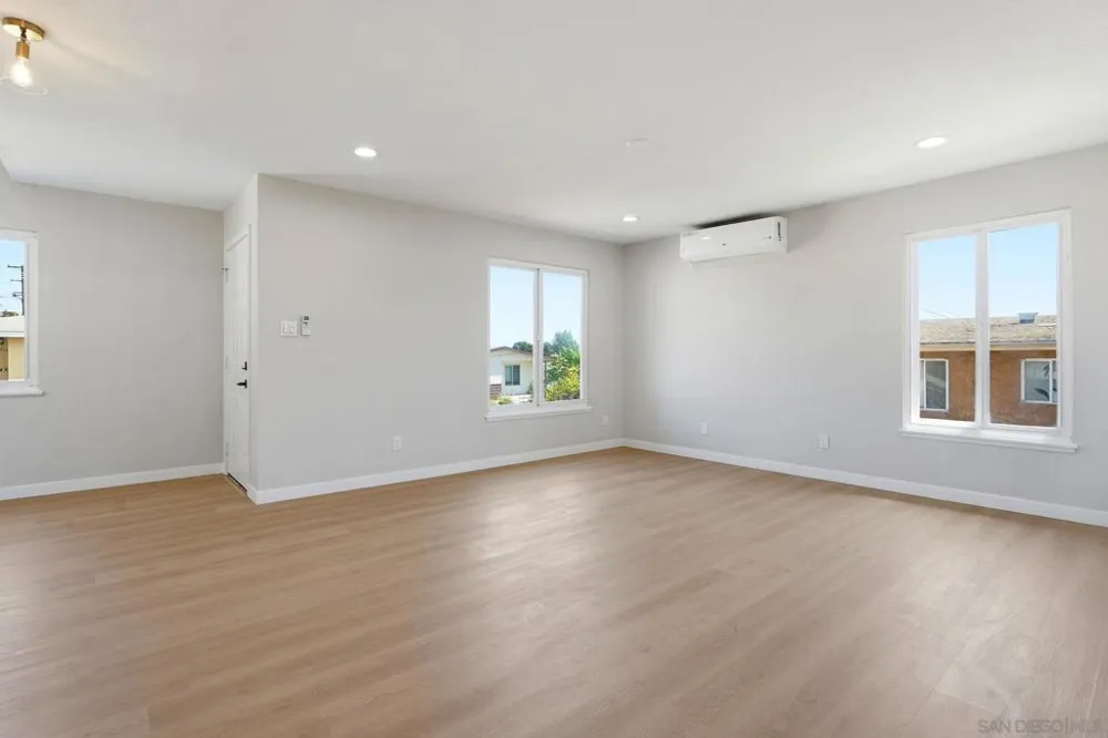 6228 Calle Pavana San Diego, CA 92139