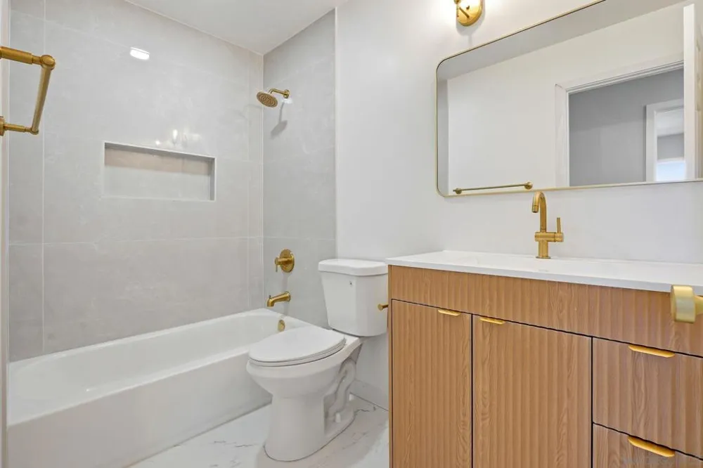 6228 Calle Pavana San Diego, CA 92139