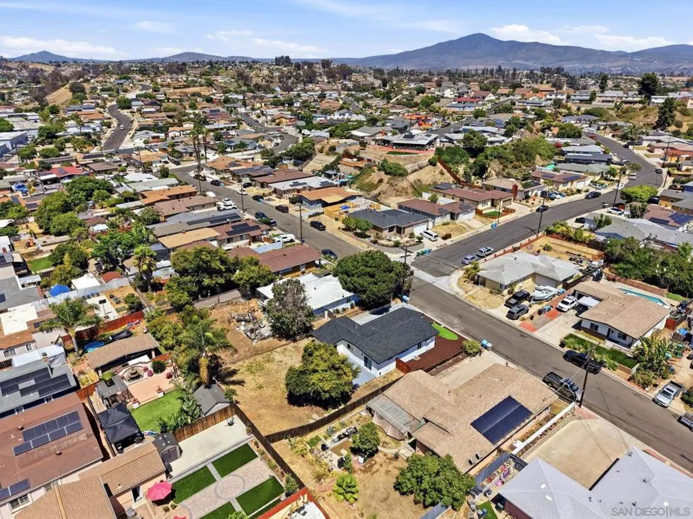 6228 Calle Pavana San Diego, CA 92139