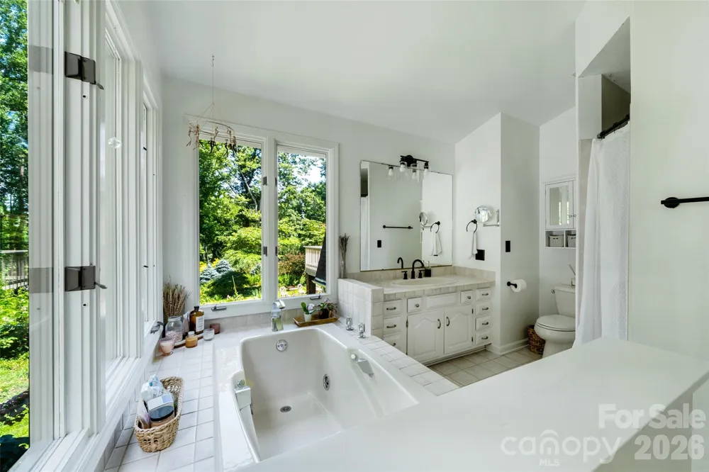 336 Sky Lake Drive Hendersonville, NC 28739