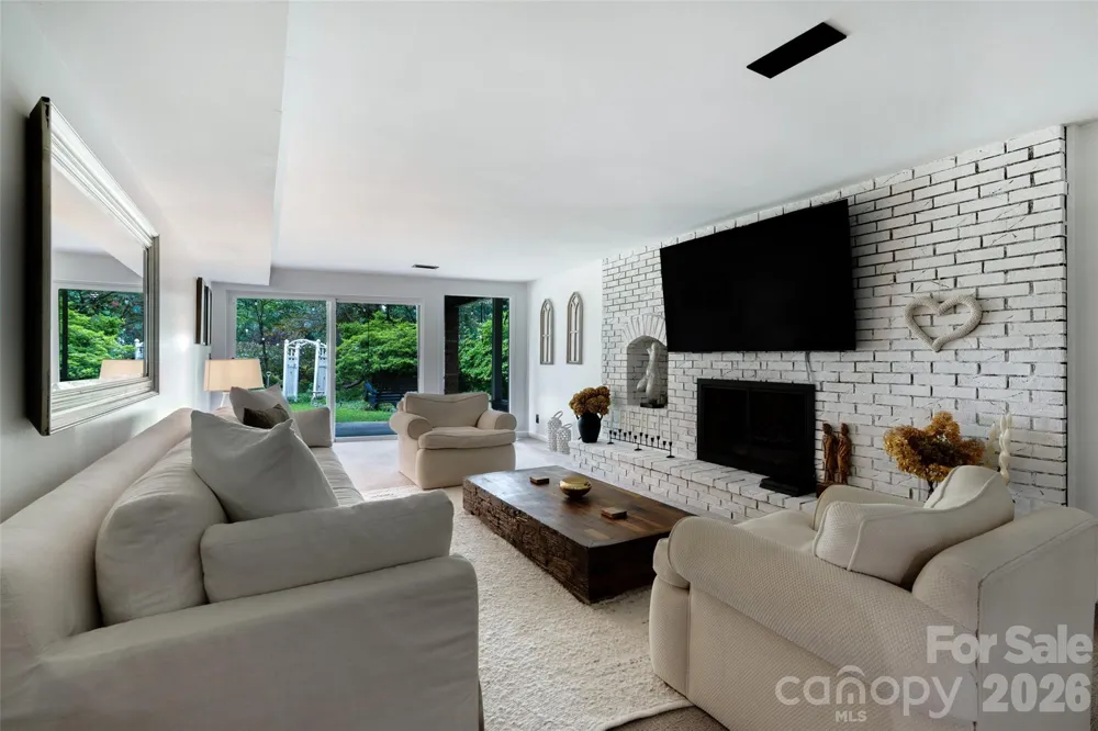336 Sky Lake Drive Hendersonville, NC 28739