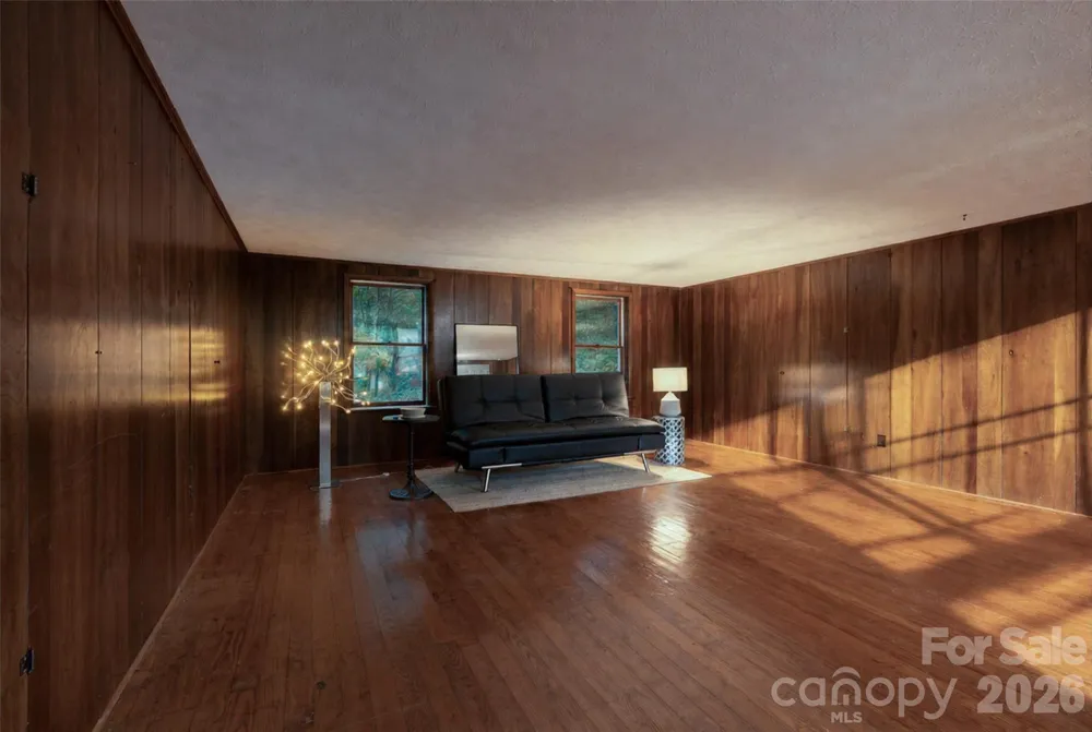 336 Sky Lake Drive Hendersonville, NC 28739