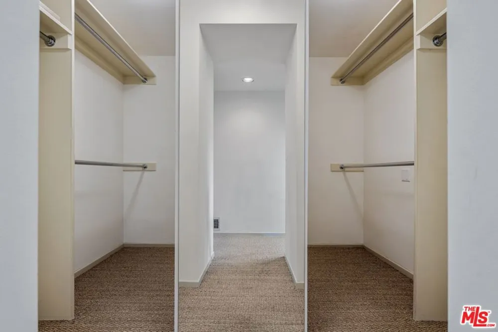 9421 Lloydcrest Drive Los Angeles, CA 90210