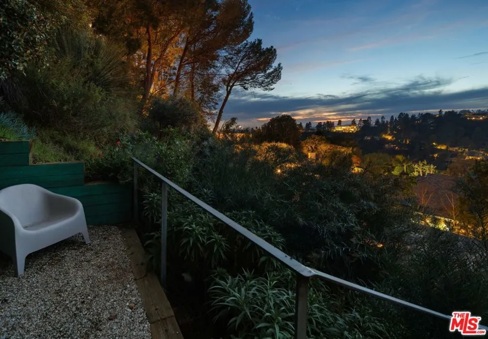 9421 Lloydcrest Drive Los Angeles, CA 90210