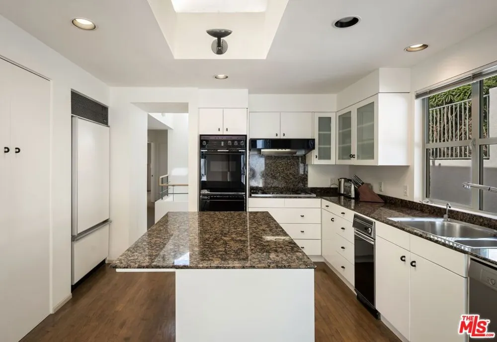 9421 Lloydcrest Drive Los Angeles, CA 90210