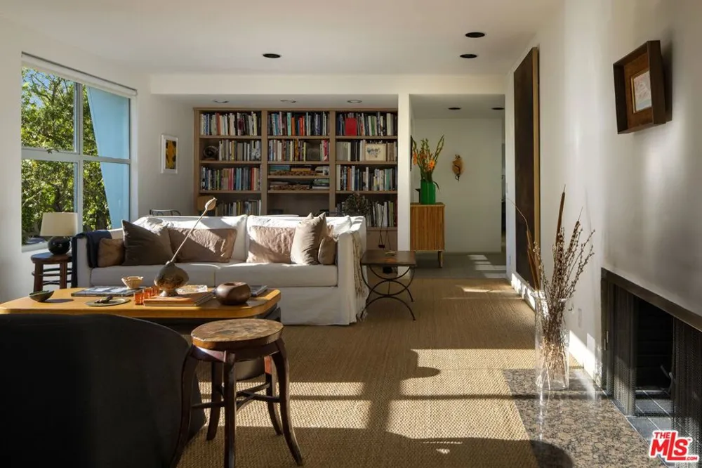 9421 Lloydcrest Drive Los Angeles, CA 90210
