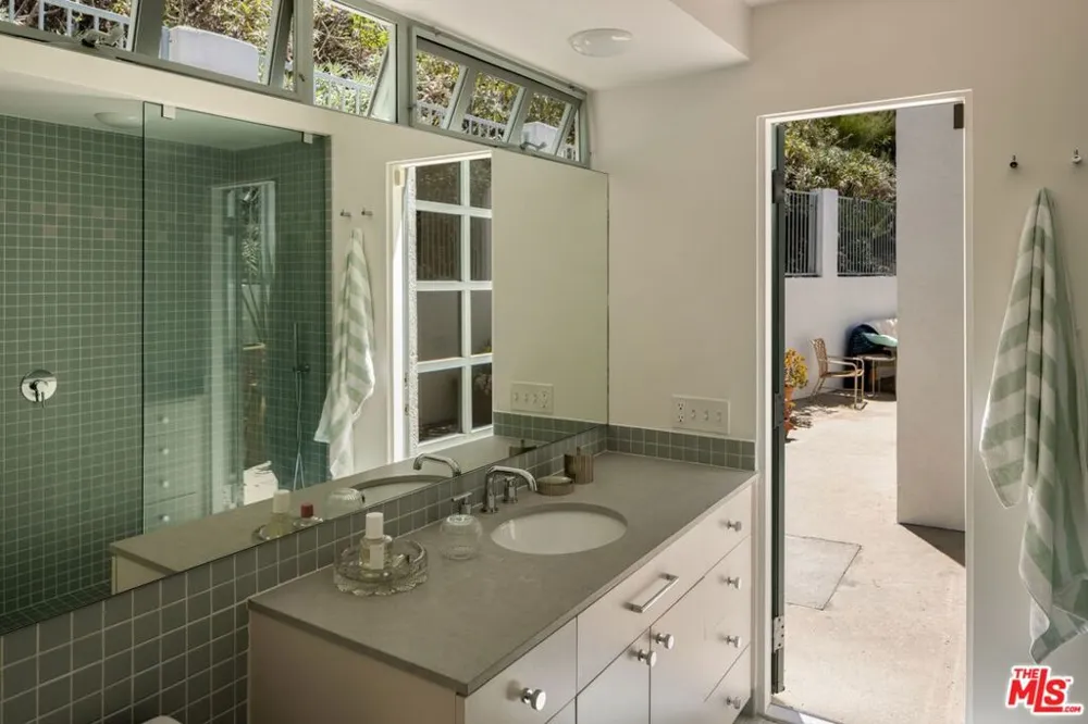 9421 Lloydcrest Drive Los Angeles, CA 90210