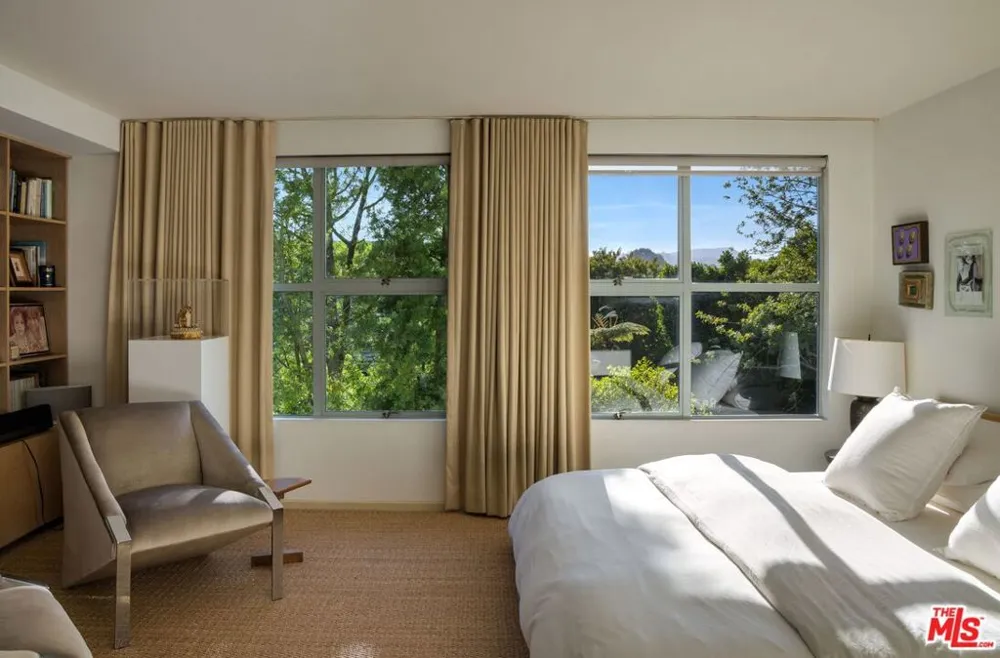 9421 Lloydcrest Drive Los Angeles, CA 90210
