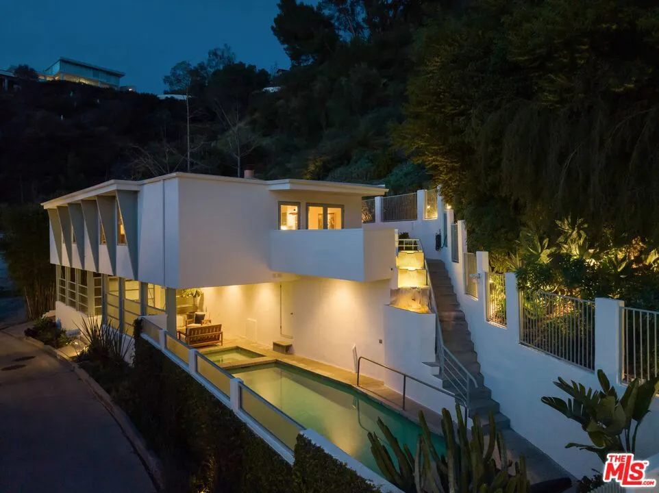 9421 Lloydcrest Drive Los Angeles, CA 90210