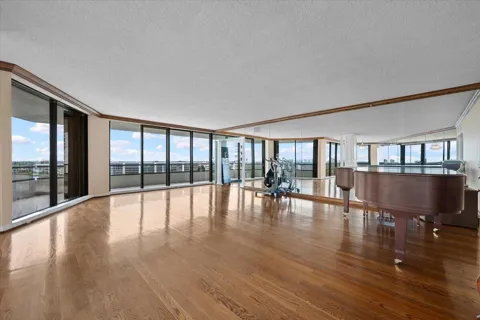100 Lakeshore Drive #558