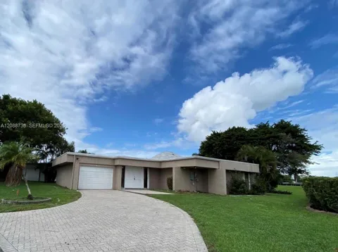 6105 Royal Poinciana Ln