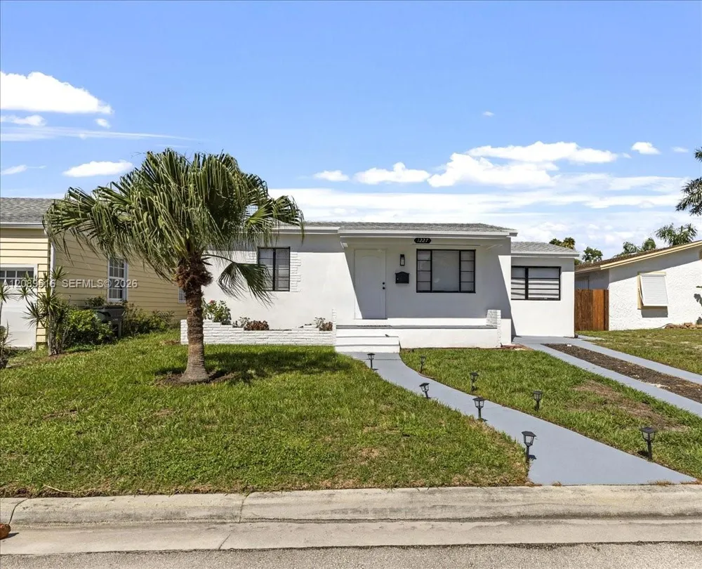 1227 Ocean Breeze Lake Worth, FL 33460