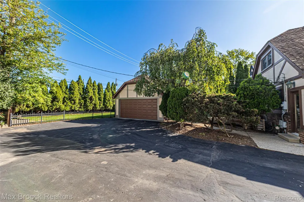 955 Forest Avenue Birmingham City, MI 48009
