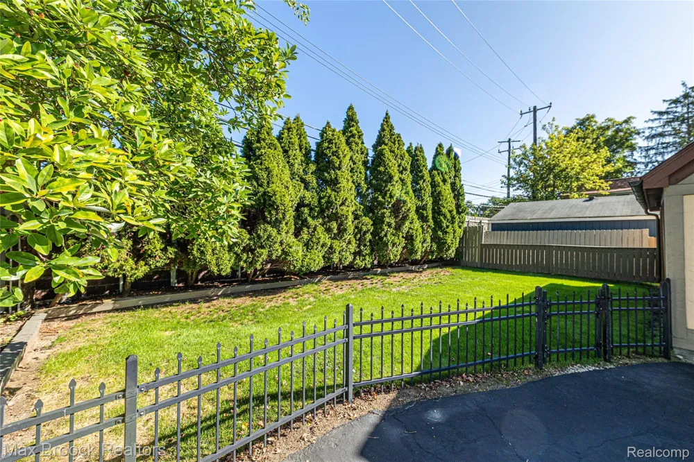 955 Forest Avenue Birmingham City, MI 48009