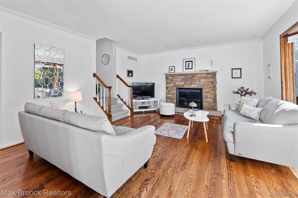 955 Forest Avenue Birmingham City, MI 48009