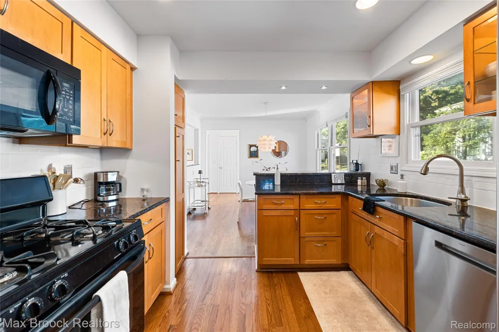 955 Forest Avenue Birmingham City, MI 48009