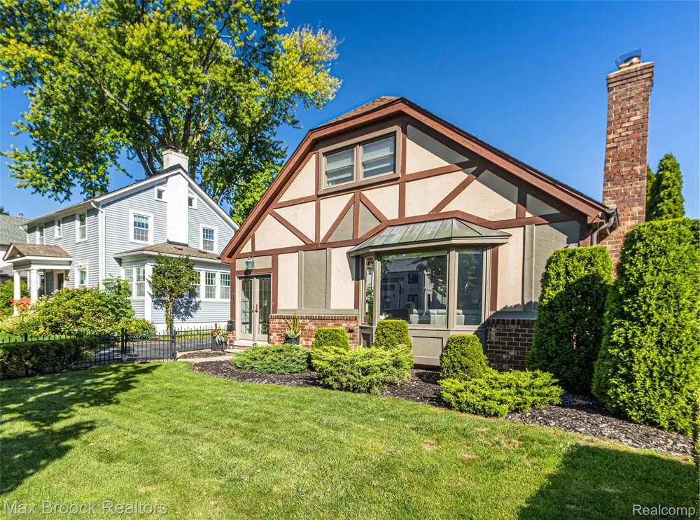 955 Forest Avenue Birmingham City, MI 48009
