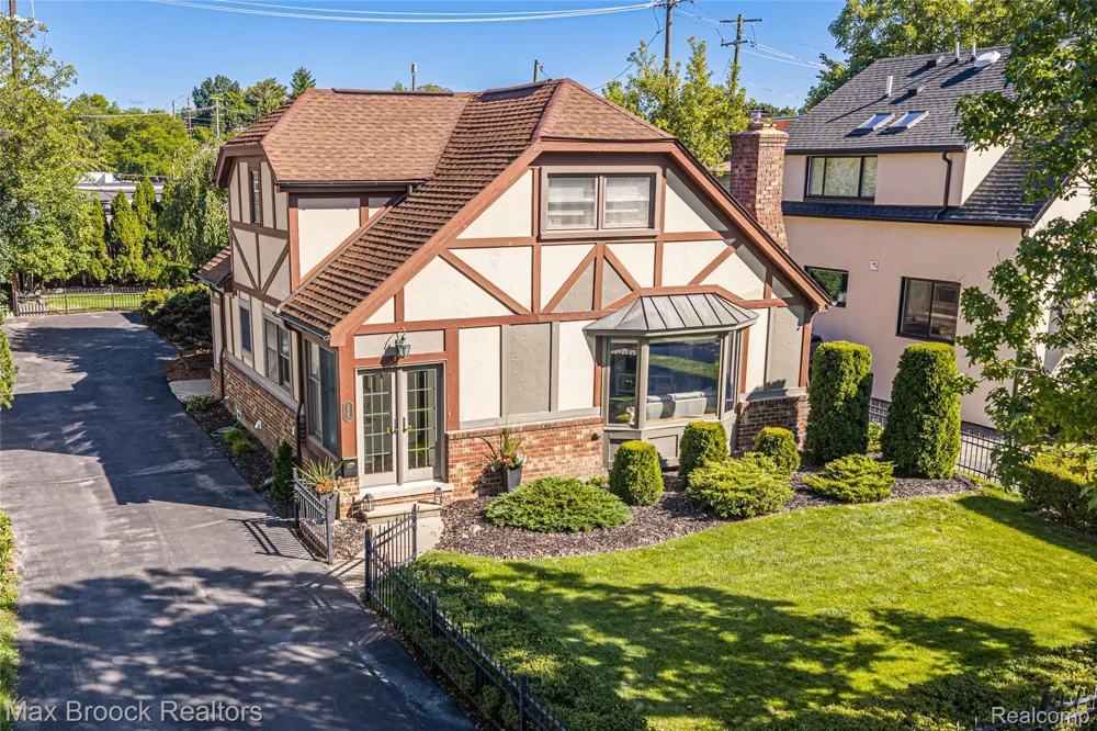 955 Forest Avenue Birmingham City, MI 48009