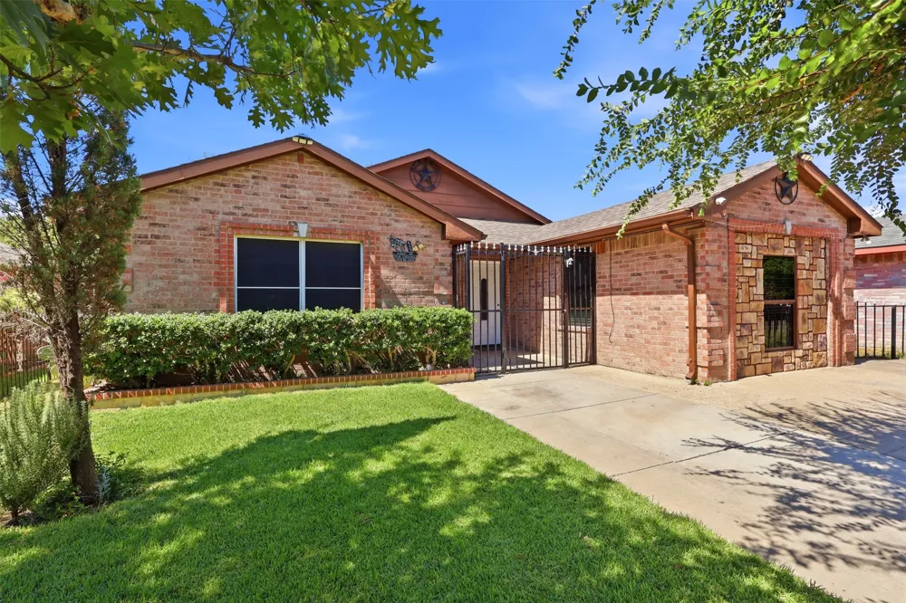 4704 Lizzy Drive Dallas, TX 75211
