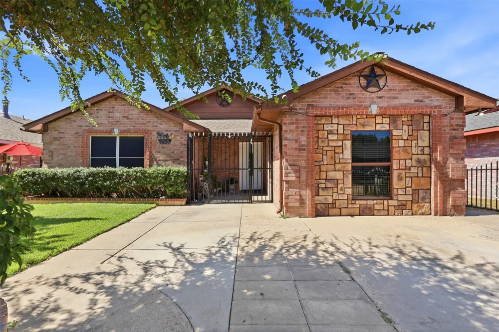 4704 Lizzy Drive Dallas, TX 75211