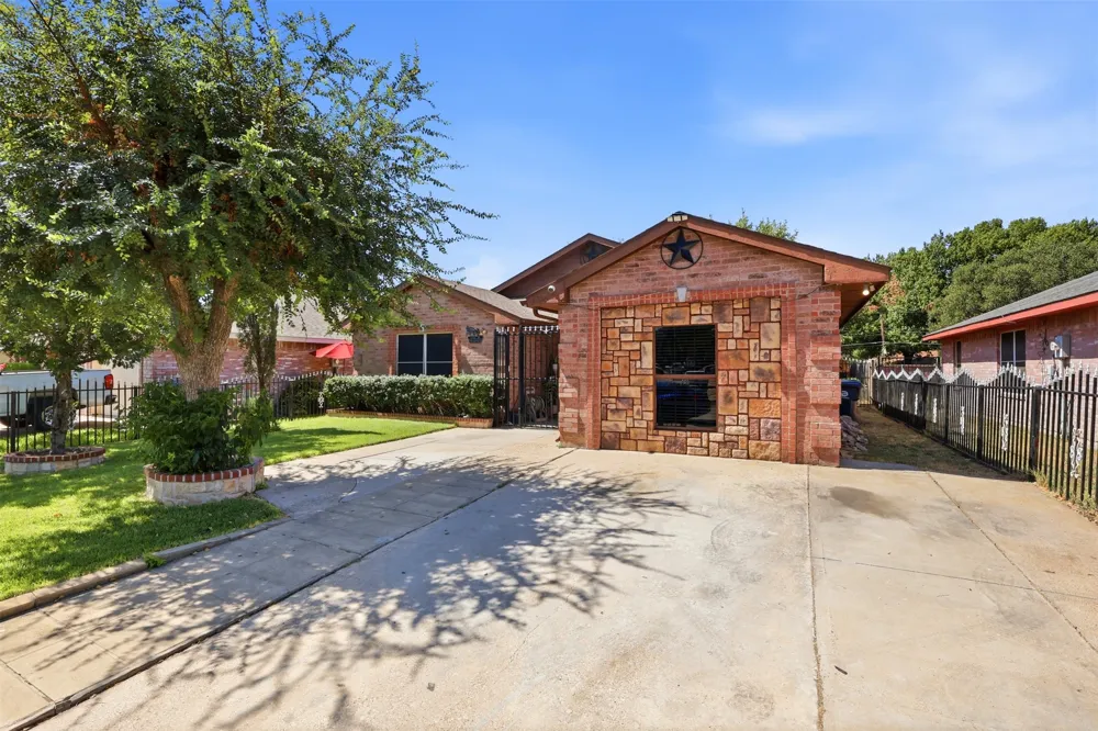 4704 Lizzy Drive Dallas, TX 75211