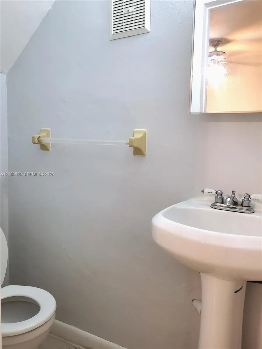 10904 SW 2nd St #1R Sweetwater, FL 33174