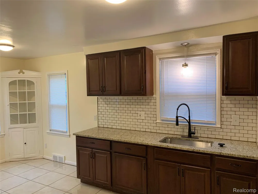 17241 Shaftsbury Avenue Detroit City, MI 48219