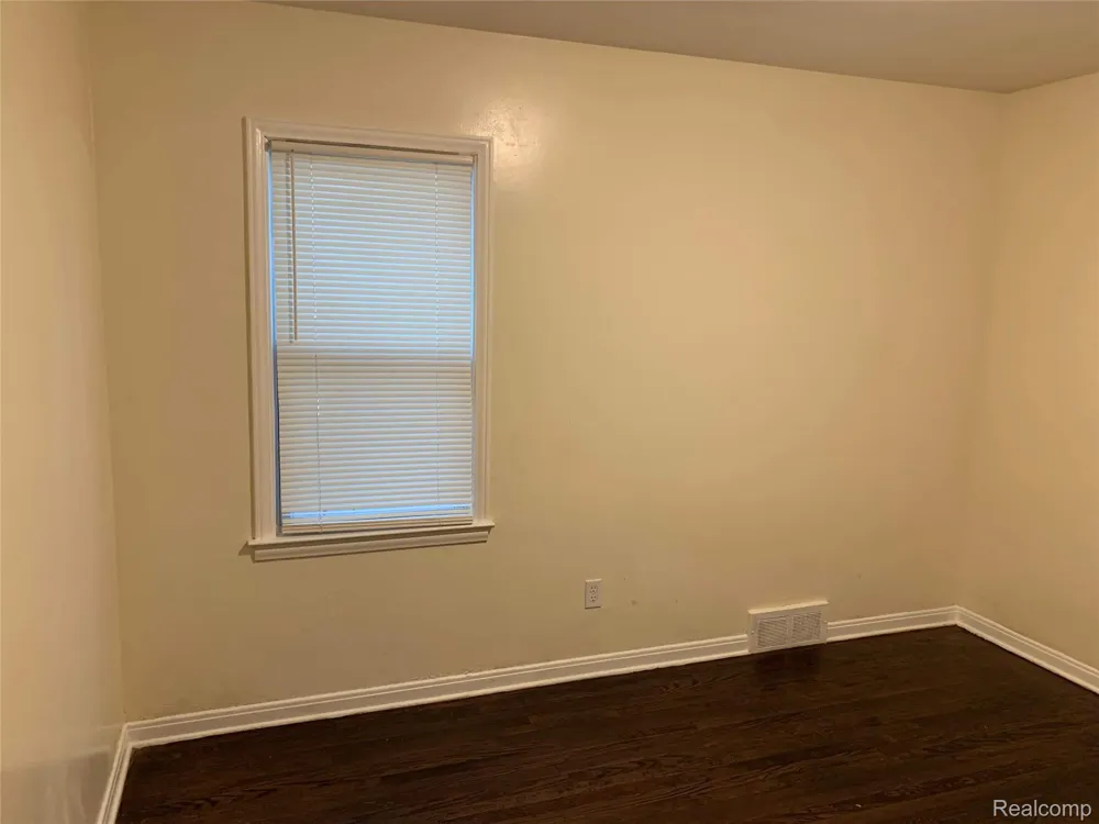 17241 Shaftsbury Avenue Detroit City, MI 48219