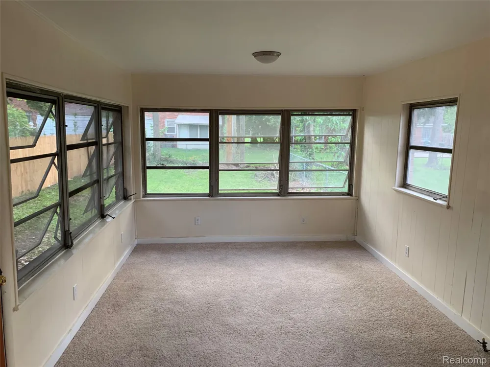 17241 Shaftsbury Avenue Detroit City, MI 48219